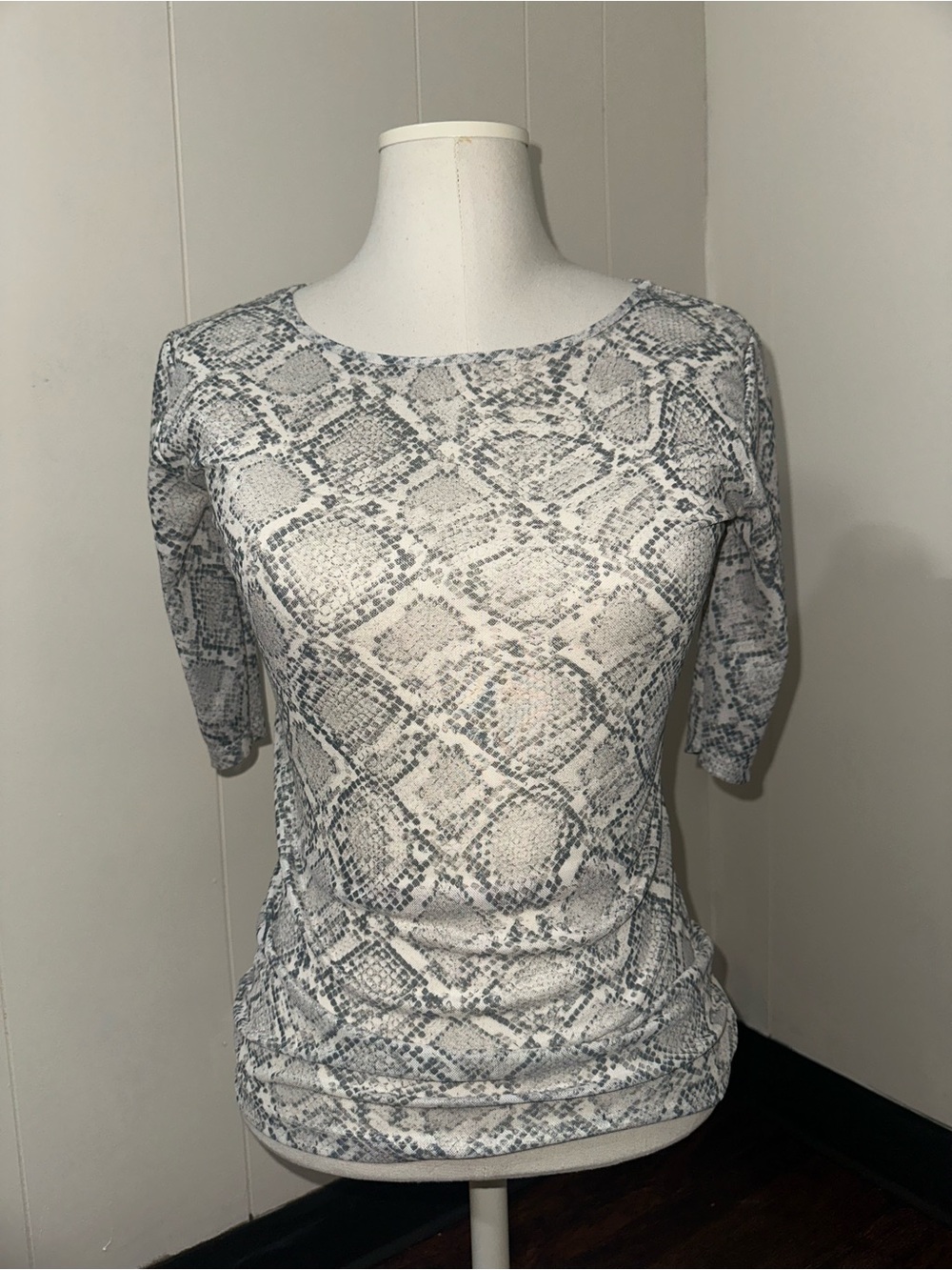 LOFT Snake-Print Scoop Neck Top in Light Gray and White